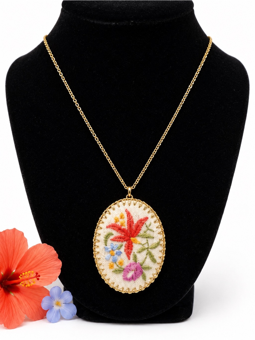 Estate Jewelry Women’s Embroidered Pendant Gold Tone 18” Vintage Needlepoint MCM